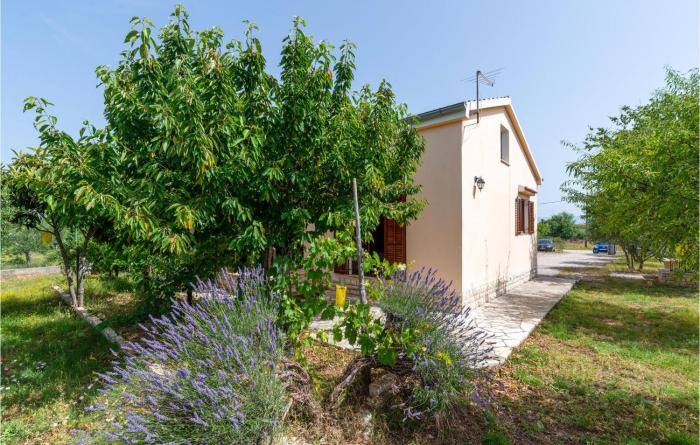 2 Bedroom Amazing Home In Pridraga