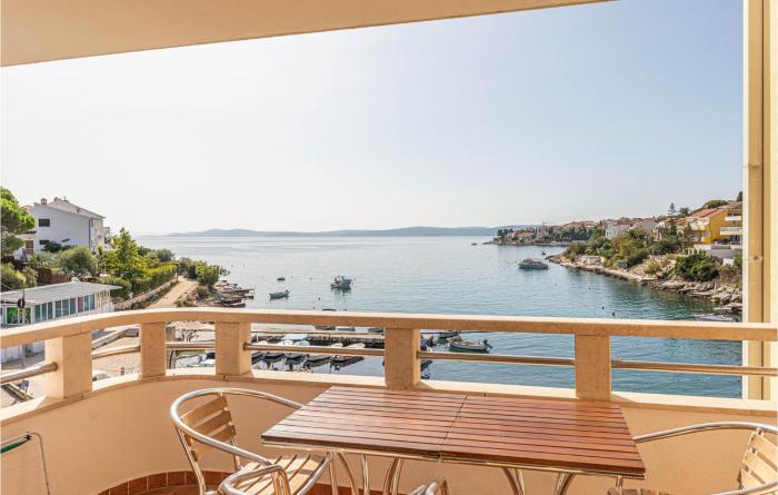 Beautiful Apartment In Okrug Gornji