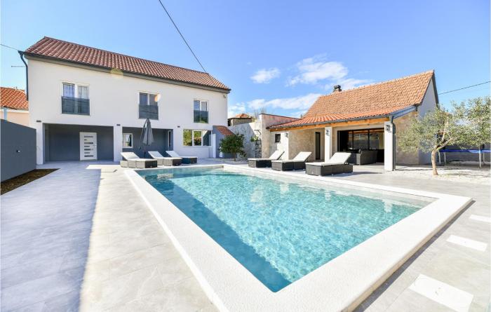 4 Bedroom Amazing Home In Prkos