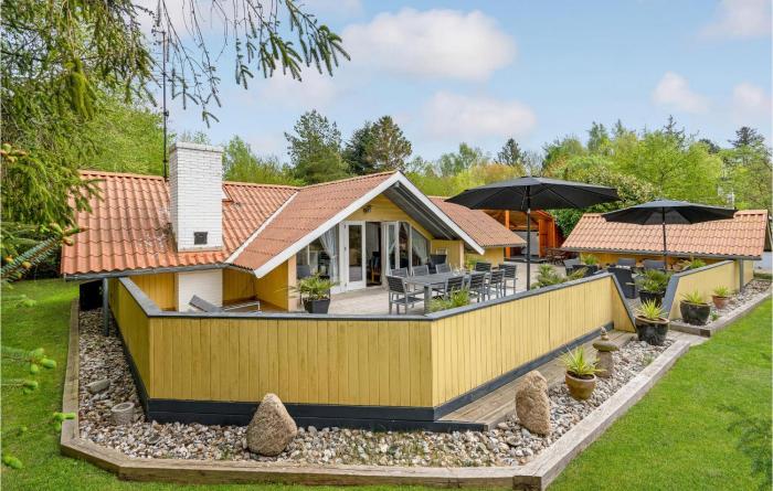 Four-Bedroom Holiday Home In Vaggerlose