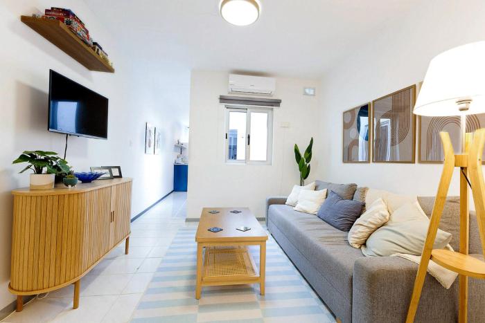 Spacious 2BR Penthouse with a Large Front-Terrace - Close to Bugibba Perched Beach