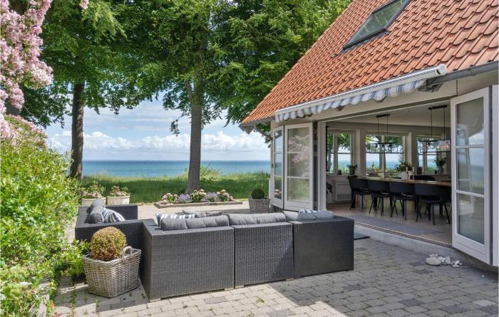 Awesome Home In Dronningmølle With Wifi