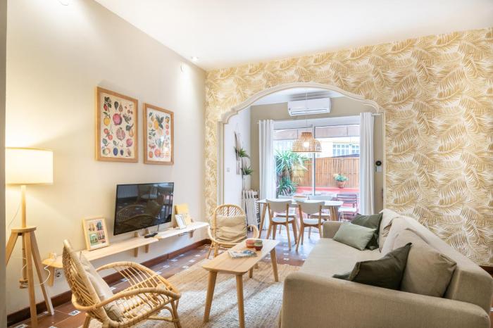 Spacious & Sunny Apartment with Terrace in the city center