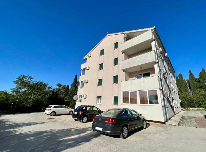 Bright and Cozy Apartment with Balcony in Kastel Luksic