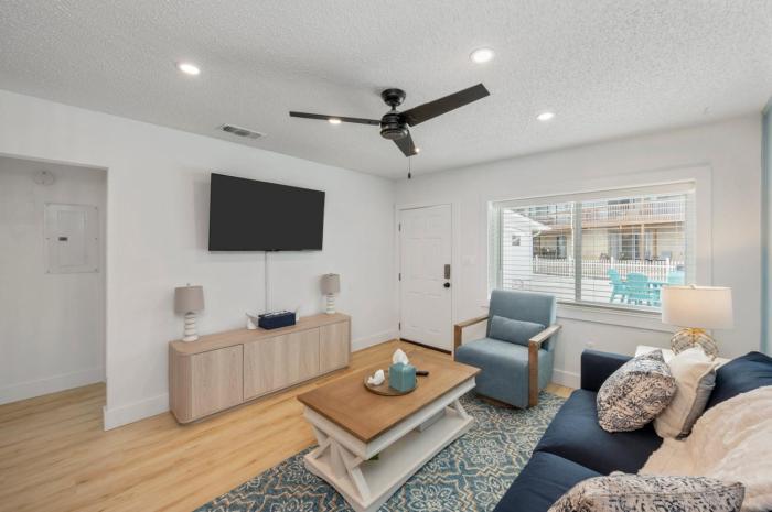 Beachfront Stay with Pool Access Bluefish 3