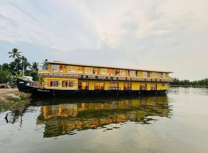Dream Luxury Houseboat Awaits !