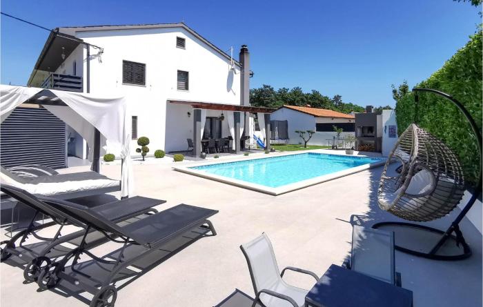 Three-Bedroom Apartment In Svetvincenat