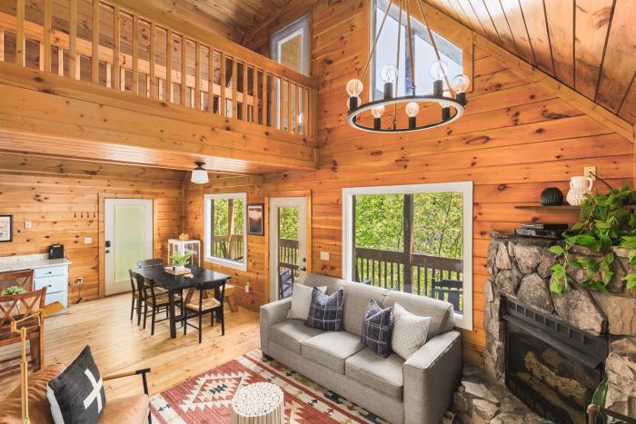 Mountain Retreat HotTub Pool PingPong Fireplace