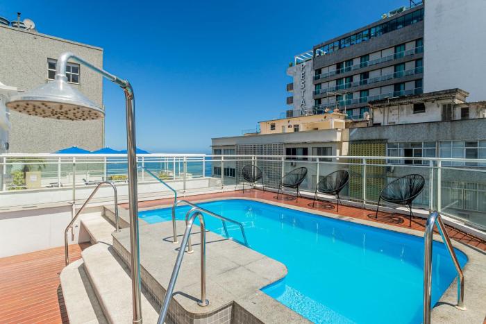 Prédio com serviços ao lado da praia de Copacabana