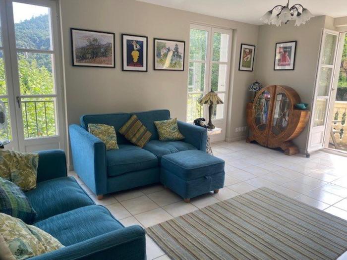 Bel F3 en centre-ville avec balcon et parking, proche cures - FR-1-703-196