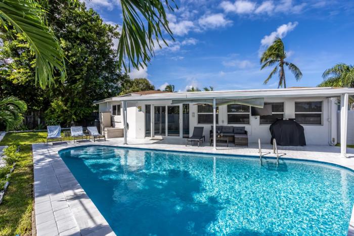 3BR 2BA Heated Pool Home Pool Table Great Location