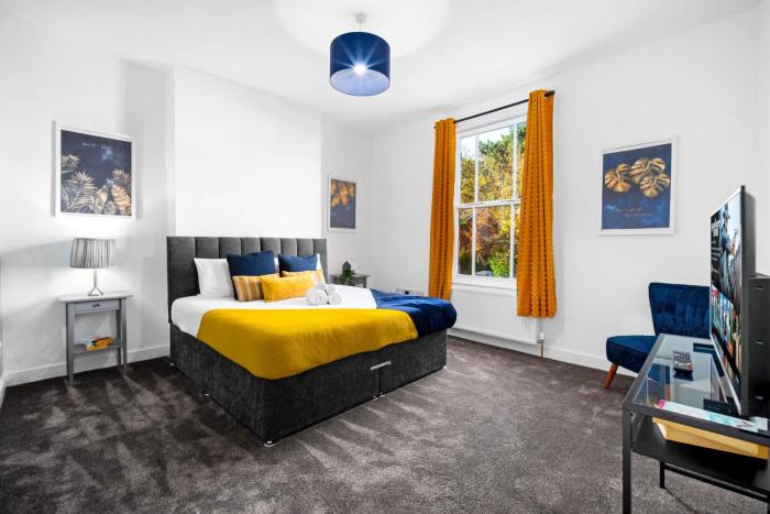 Large Modern Apartment - High-Speed WiFi - Street Parking 3BR