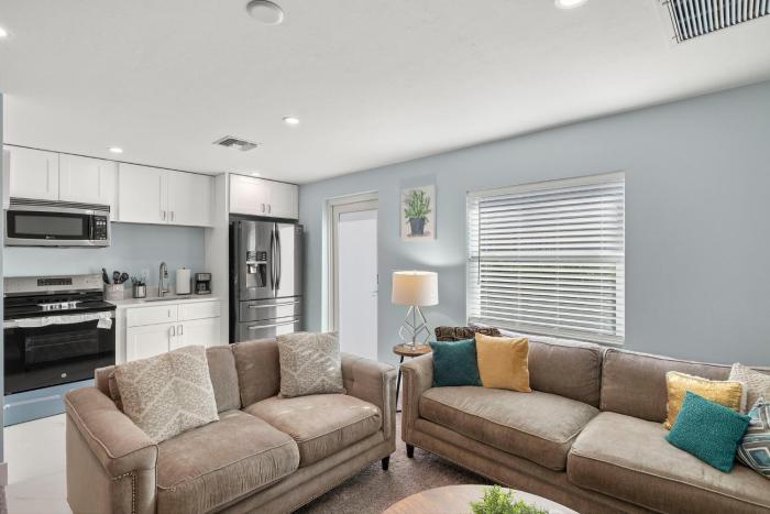 Private Naples Efficiency with Kitchen - Near Beach & Mercato!