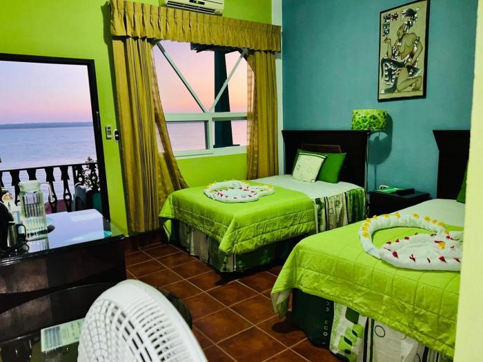 Ribiera del Lago Peten Itza