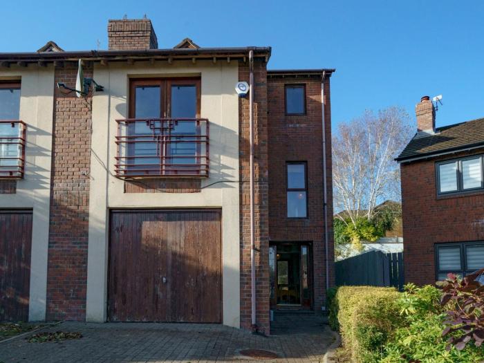 Beautiful 3-Bed Riverside Townhouse w Parking - Pass the Keys