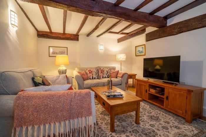 Saltbox Stays- Central, 3 bed, 2 bath,fast wifi, sleeps 6