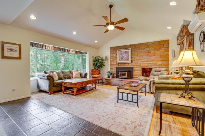 Darrington Home on River w Mountain Views