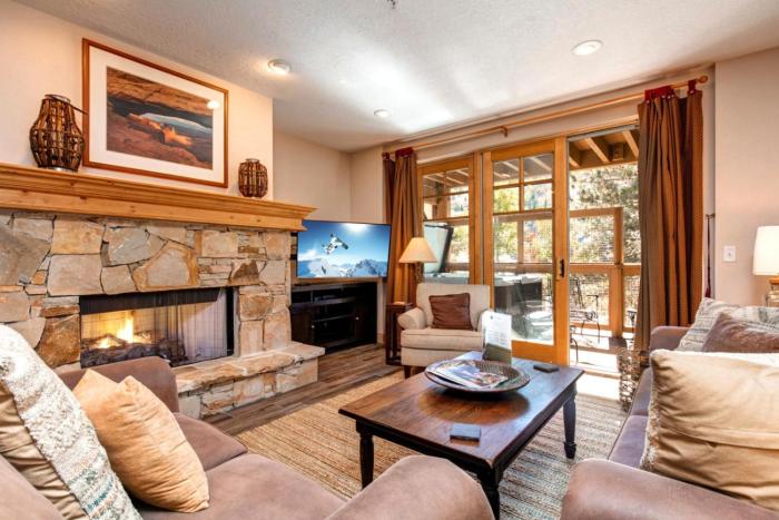 KBM Resorts Town Pointe Spacious 1 level Walk to Main and Town Lift Private Hot Tub Parking Elevator Access AC TPC-102c