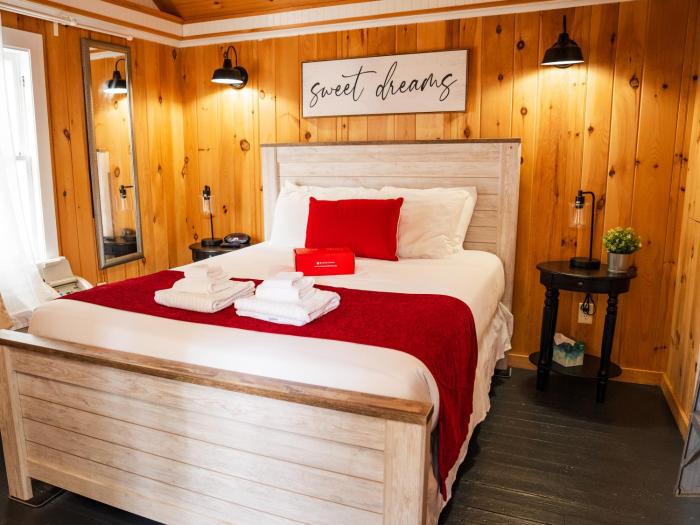 Cottage 7 - Stand Alone Queen Bed Child Loft w Twin Private Bath Kitchenette Pets Allowed Fee applies