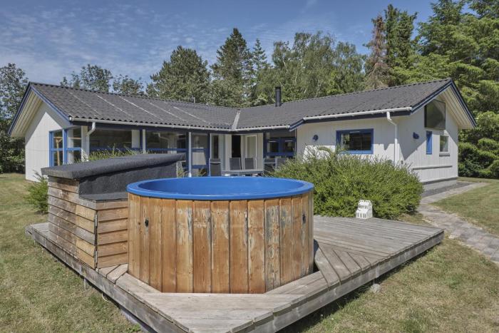 Beautiful Home In Knebel With 4 Bedrooms, Sauna And Wifi
