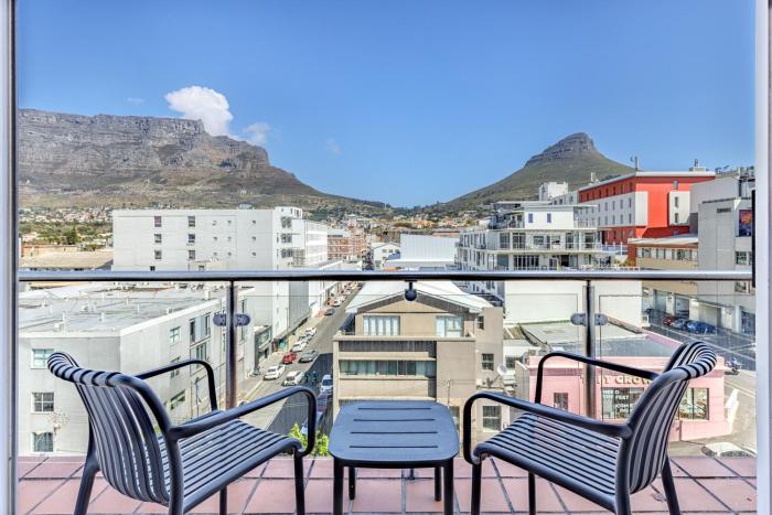 CBD Loft with Mountain View, Balcony, Aircon, Parking