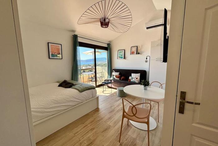 Studio Vue Mer à Porticcio Piscine et Parking