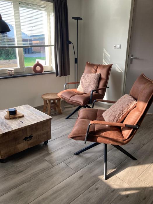 Bungalow op bedrijf met melkkoeien