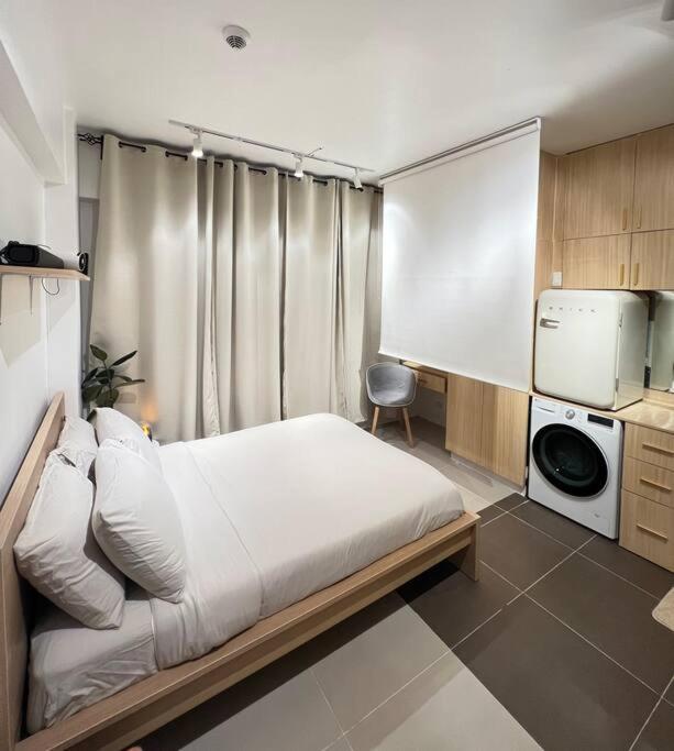 Chic & Cozy Apartment Near BGC with Home Theater Setup