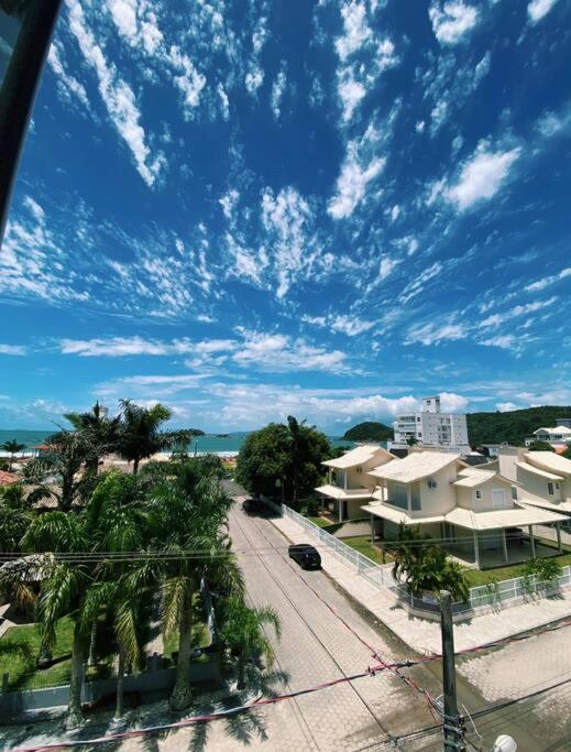 Apê de frente para o mar, a 1 min da praia!