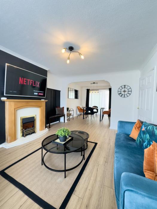 ROOMS NEAR ME - ENTIRE 3 BEDROOM HOUSE WITH DRIVEWAY, lounge, kitchen & washroom with amenities, smart tv, near Worcester hospital