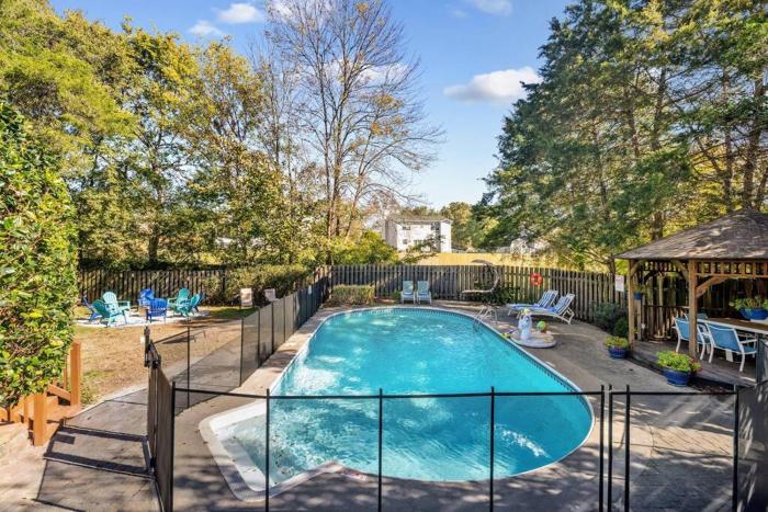 The Poolside Retreat - Spacious 4 bdrm with pool, hot tub,firepit,games,dogs welcome