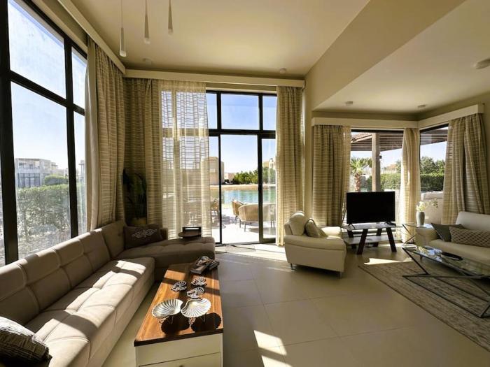 Luminous 4BR Villa, Free Pool & Lagoon Access At Gouna