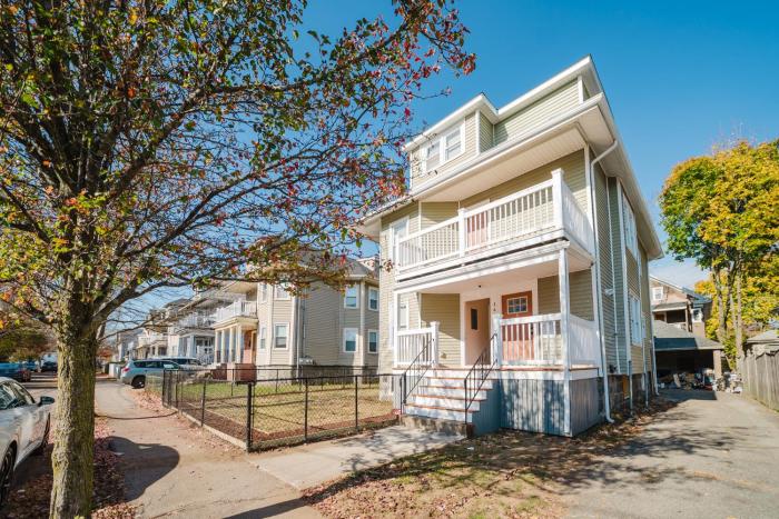 Large 3BR & 2BA Milton Apt w Free Parking, Balcony, TV, AC 141