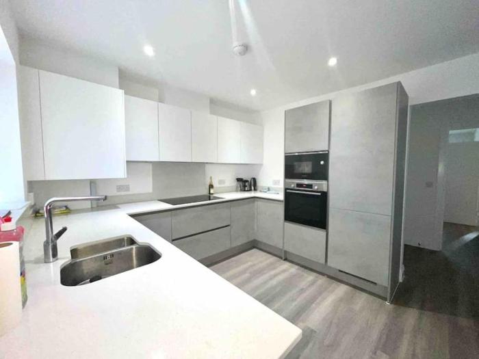 Tasteful furnished modern 3 bedroom detached home