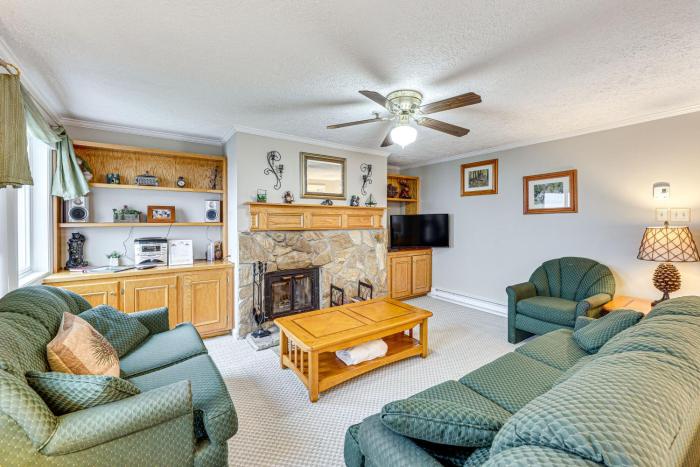 Snowshoe Condo with Mtn Views, Walk to Ski Lift