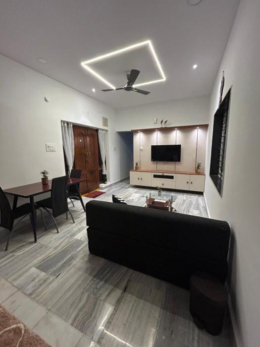 Guhan HomeStay - Bright & Cozy Studio Full Furnished & Full Kitchen, WiFi & Balcony