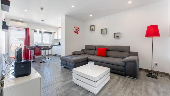 Red Velvet 1 BDR Flat With Balcony by LovelyStay