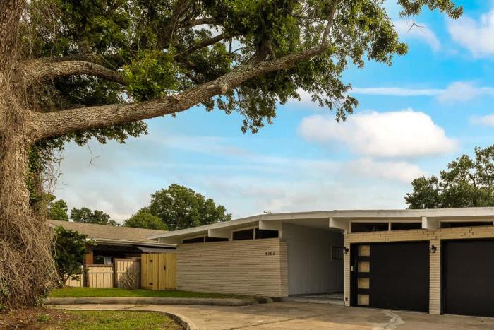 Newly Renovated 6BR 3BA Port Arthur Holiday Home with Hot Tub