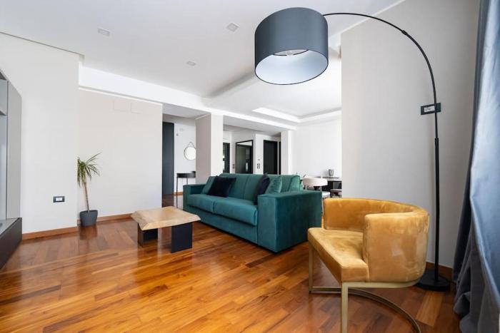 Chiaia-Piazza Amedeo Close Metro Station and Sea