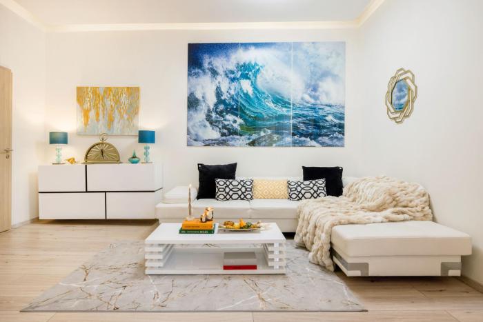 Designer Luxury Home Next To Dohany Synagogue with Balcony