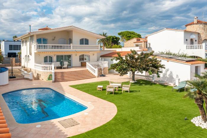 Villa Impresionante al Canal con Piscina