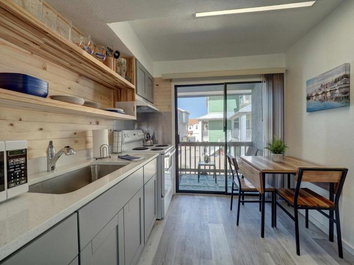 Couples Retreat Pool Steps to Beach Boat Slip