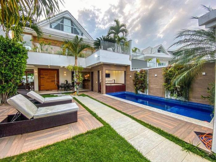 5 suítes com Jacuzzi e piscina, na reta da praia