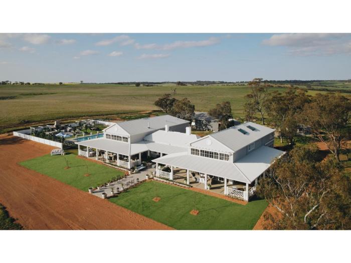 Hamptons Farm Estate - Luxe Retreat and Elegant Events