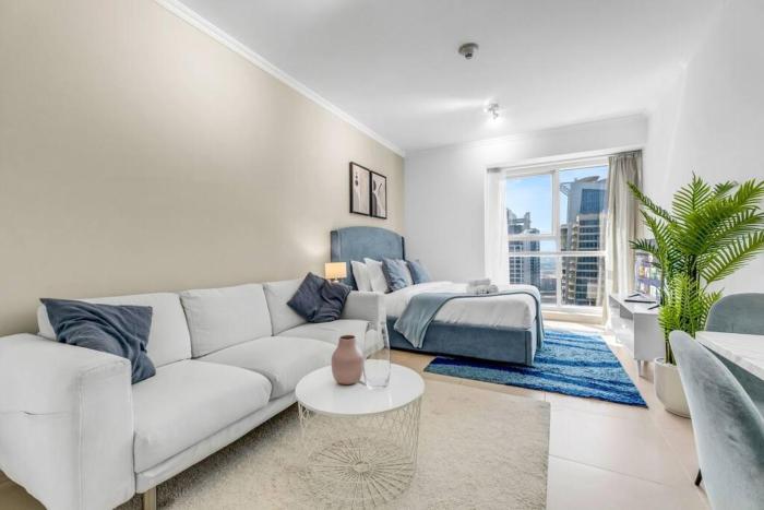 Waves - Charming Studio with Lake Views Close to Metro