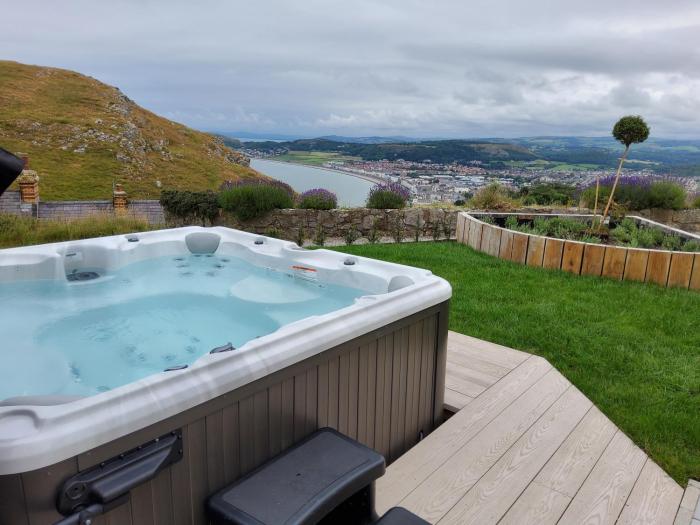 Orme Villa, Hot Tub, Llandudno, Stunning Views , sleeps 12