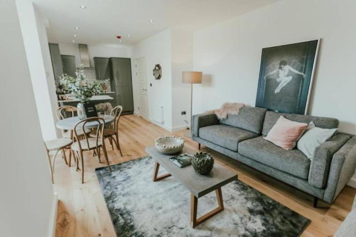 Lovely Chorlton Flat! 5 Seconds to Bus Stop & 2 Minutes to Tram Station