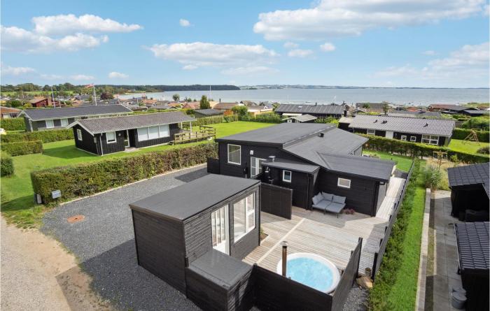 3 Bedroom Nice Home In Rønde