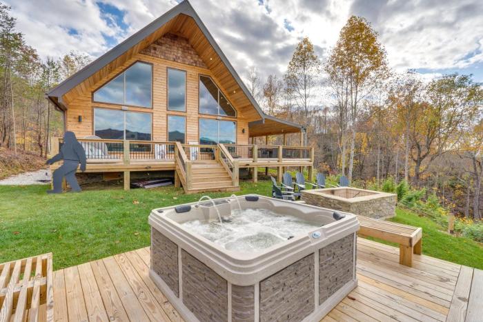Nantahala Forest Cabin w Fire Pits & Hot Tub!