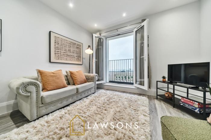 Chic Southsea Apartment, 3 Beds, 2 Baths